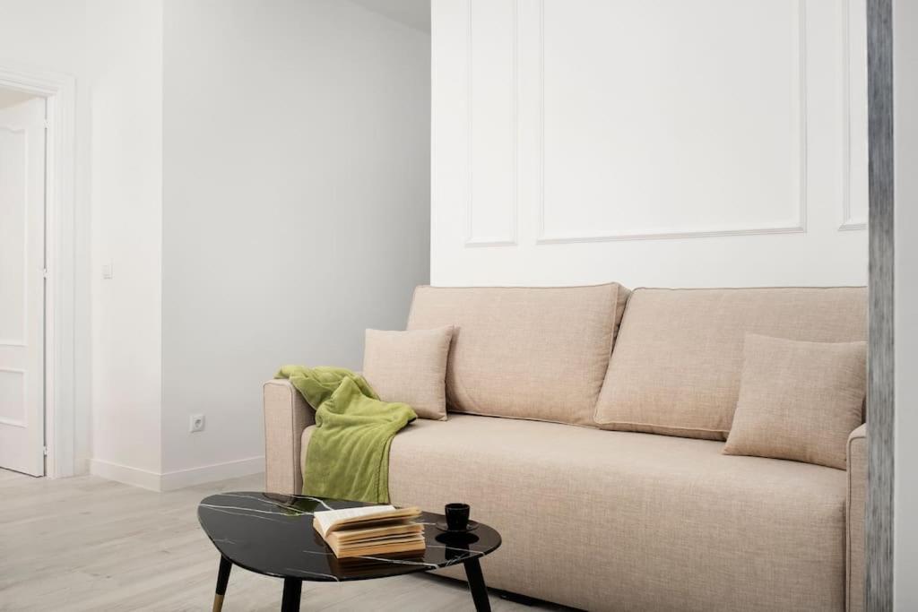 Newly Refurbished Modern 2-Bed Apartment In Heart Of Torremolinos Exterior foto
