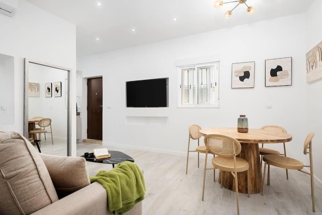 Newly Refurbished Modern 2-Bed Apartment In Heart Of Torremolinos Exterior foto