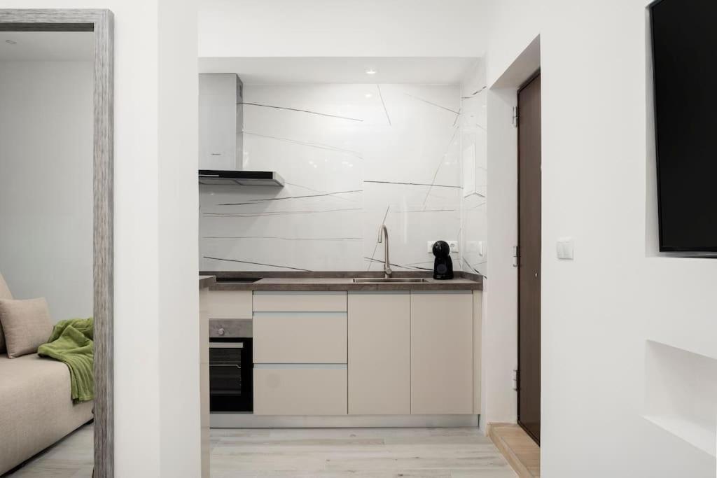 Newly Refurbished Modern 2-Bed Apartment In Heart Of Torremolinos Exterior foto